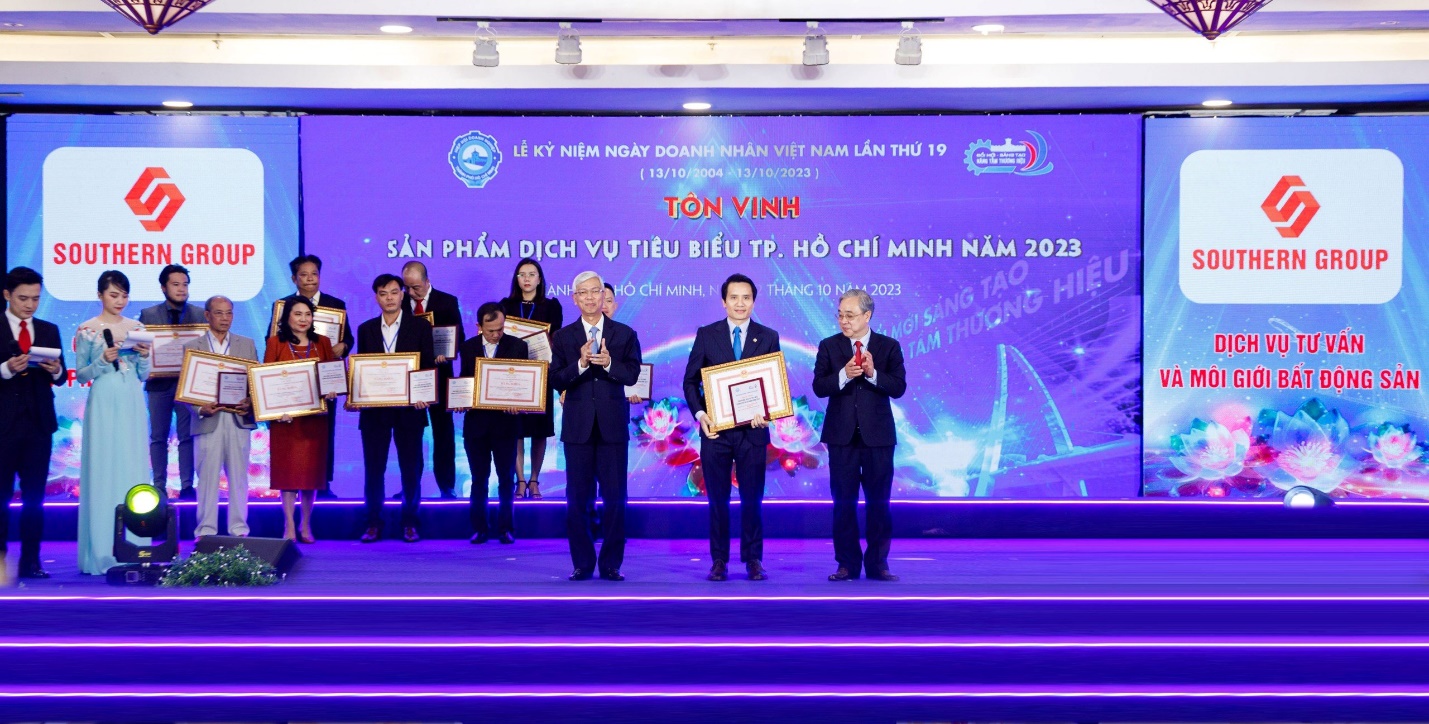 Ông Bùi Hiền – Tổng giám đốc Southern Group – nhận bằng khen của lãnh đạo TPHCM tại Lễ tôn vinh “Sản phẩm – Dịch vụ tiêu biểu TPHCM” năm 2023.