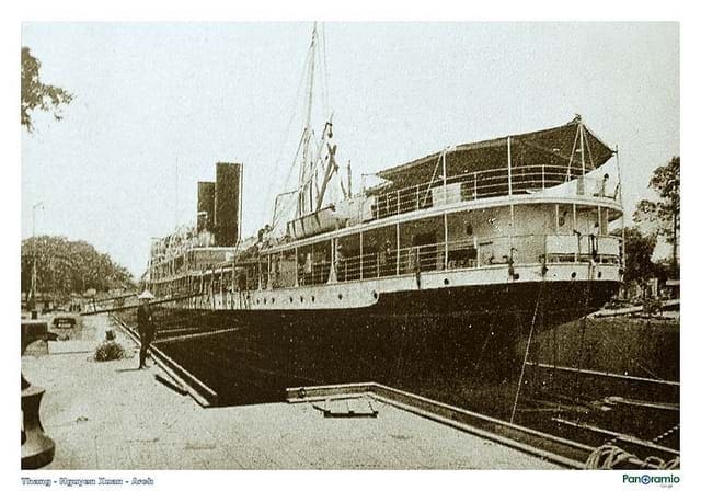 Một con tàu được sửa chữa trong ụ nổi năm 1931